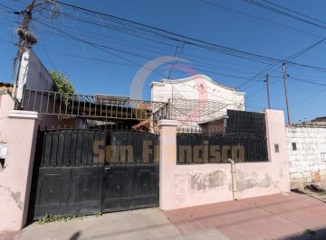 Casa · 180m² · 8 Ambientes · 1 Cochera · Casa en Venta Distribuida en 4 Departamentos de 1 Dormitorio