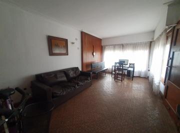 Casa · 130m² · 5 Ambientes · 1 Cochera · Casa de 3 con Garage y Patio Juncal y Av Libertad