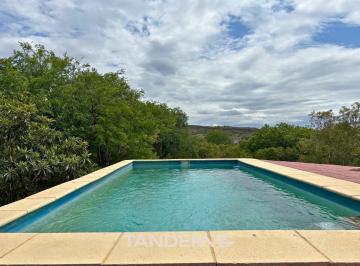 Casa · 120m² · 3 Ambientes · 1 Cochera · Casa de 2 Dorm. en Tanti - con Piscina