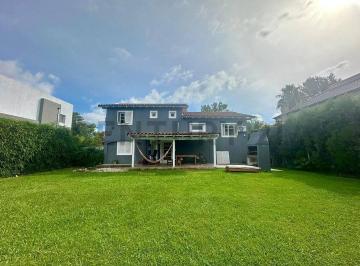 Casa · 152m² · 5 Ambientes · 3 Cocheras · Venta Casa B° Cerrado Oportunidad Apto Credito
