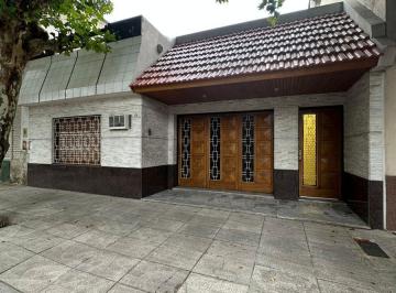 Casa · 180m² · 4 Ambientes · 1 Cochera · Casa en Mataderos
