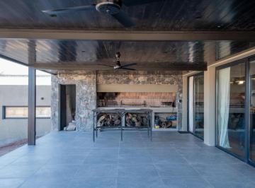Casa · 331m² · 6 Ambientes · 3 Cocheras · Casa Smart Home Nórdica en El Terrón – Planta Única con Pileta y 3 Cocheras