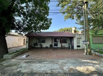 Casa · 181m² · 3 Ambientes · Casa en Venta de 2 Dorm.. Galería con Lavadero. Patio con Parrilla. Campana