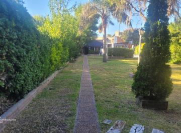 Casa · 260m² · 4 Ambientes · 1 Cochera · Oportunidad Casa 3 Dorm. con Quincho y Piscina - Castelli 1700 - Pueblo Esther | Venta