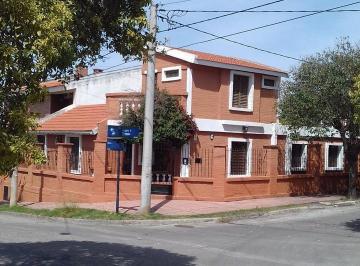 Casa · 200m² · 5 Ambientes · 2 Cocheras · Casa 4 Dorm. Apto Crédito en Villa Cabrera con Patio – Recibo Departamento o Auto