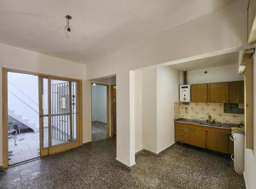 Casa · 32m² · 2 Ambientes · Casa de Pasillo con 1 Dormitorio, Patio y Terraza Exclusiva