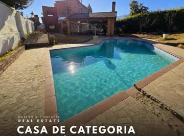 Casa · 266m² · 7 Ambientes · 1 Cochera · Venta Casa con Piscina Cerca del Centro | 4 Dorm. | Gran Terreno – Villa Carlos Paz