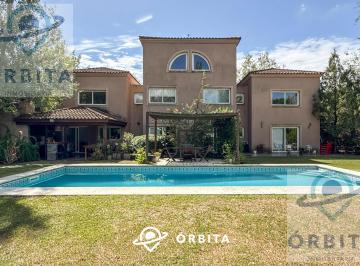 Casa · 350m² · 7 Ambientes · 2 Cocheras · Casa a La Venta en Barrio Altamira, Tigre