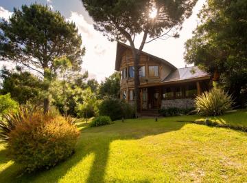 Casa · 138m² · 5 Ambientes · 1 Cochera · Casa de Troncos Tu Refugio en El Bosque: Amplia Casa de 5 Ambientes con Gran Parque en Las Gaviotas