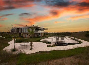 Campo · 250m² · 7 Ambientes · Casa Barrio Cerrado