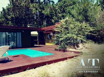 Casa · 130m² · 5 Ambientes · 1 Cochera · Mar de Las Pampas: Gran Residencia de 5 Ambientes con Pileta y Quincho