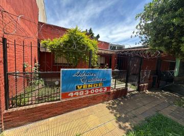 Casa de 3 ambientes, Morón · Moron Sur - Casa de 3 Amb. + Cocina - Comedor Diario + Living Estar + Lav. Cubierto y Amplio Jardin