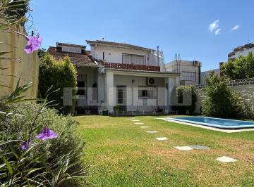 Casa · 341m² · 4 Ambientes · 2 Cocheras · Casa 4 Ambientes con Jardín y Pileta en Centro de Munro