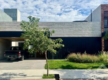 Casa · 250m² · 4 Ambientes · 2 Cocheras · Casa en La Luisita