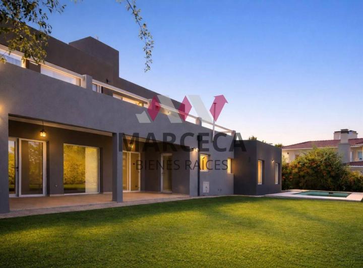 Casa · 306m² · 7 Ambientes · 2 Cocheras