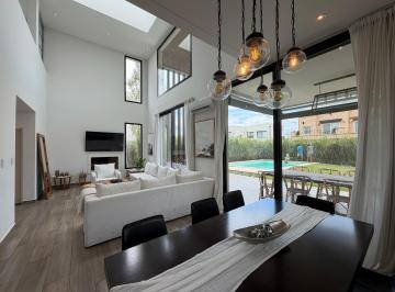 Casa · 210m² · 5 Ambientes · 3 Cocheras · Casa en Venta 5 Ambientes Los Castaños Nordelta