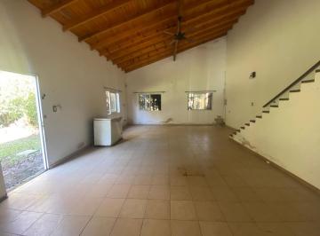 Casa · 90m² · 4 Ambientes · 5 Cocheras · Casa con 3 Dorm., Piscina y Gran Parque.