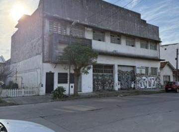 Bodega-Galpón · 870m² · 3 Ambientes · Amplio Galpón Sobre Dos Terrenos en Barrio Las Avs