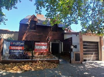 Casa · 432m² · 5 Ambientes · 3 Cocheras · Venta de Casa de 5 Ambientes con Cochera, Quincho y Pileta en Moron Sur. Zona Oeste.