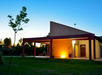 Casa · 160m² · 6 Ambientes · 1 Cochera · Casa en Venta Más Cabaña Alpina - 4 Dorm. en Total, 2 Baños - Pileta - 2500 m² - Olavarría