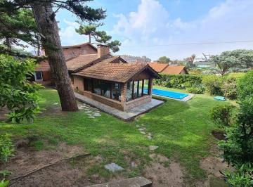 Casa · 250m² · 6 Ambientes · 1 Cochera · Tu Refugio de Estilo a Solo 100 m del Mar en Pinamar
