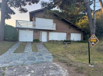 Casa · 250m² · 6 Ambientes · 1 Cochera · Tu Refugio de Estilo a Solo 100 m del Mar en Pinamar