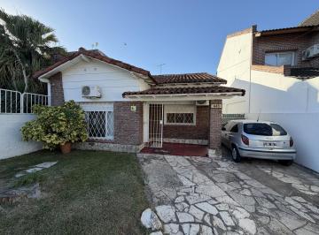 Casa · 117m² · 4 Ambientes · 2 Cocheras · Chalet en El Palomar 4 Ambientes 2 Baños Lote Amplio F: 10911