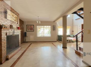 Casa · 220m² · 6 Ambientes · 1 Cochera · Venta Casa 3 Dorm. - Jardin - Pileta y Cochera