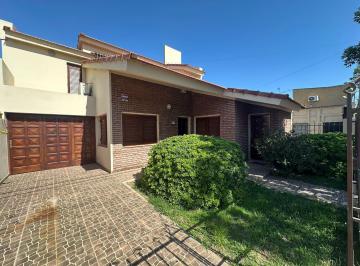 Casa · 143m² · 4 Ambientes · 1 Cochera · Casa en Barrio 9 de Julio