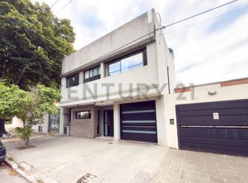 Casa · 191m² · 4 Dormitorios · 2 Cocheras · Venta de Casa Moderna en Lote Propio