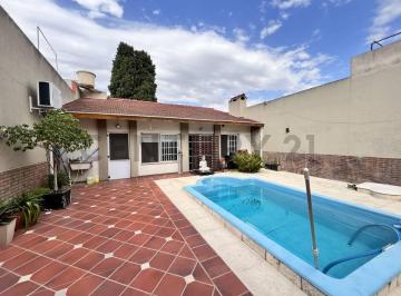 Casa · 167m² · 3 Ambientes · 4 Cocheras · Vendo Casa Lote Propio 3 Amb con Pileta y Garage P/ 4 Autos