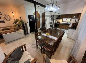 Casa · 140m² · 4 Ambientes · 1 Cochera · Excelente Casa a La Venta con Estilo Unico en Villa de Mayo/sourdeaux/malvinas Argentinas.
