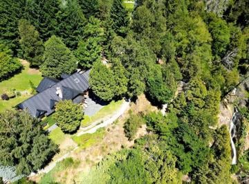 Casa y cascada · Casa Chalet en Venta en Altos de Chapelco, San Martin de Los Andes, Patagonia
