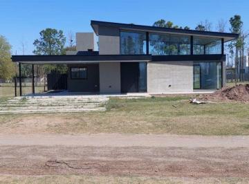 Casa de 8 ambientes, Villa Allende · Se Vende Exclusiva Propiedad de 3 Dorm. en Chacras de La Villa