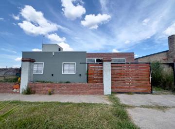 Casa · 120m² · 3 Ambientes · 1 Cochera · Casa en Venta, Roldan