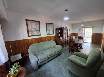 Casa · 140m² · 6 Ambientes · 1 Cochera · Casa en Barrio Los Robles