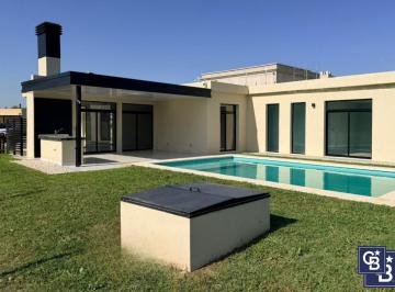 Casa · 142m² · 4 Ambientes · 1 Cochera · Venta de Casa 4 Ambientes con Pileta en Medal Country Club, Pilar