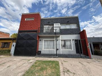 Casa · 210m² · 4 Ambientes · 2 Cocheras · Casa en Venta en Burzaco – 2 Plantas con Piscina, Local y Potencial de 2 Departamentos
