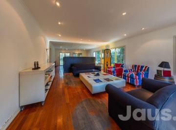Casa · 1064m² · 20 Ambientes · 20 Cocheras · Mansión en Venta en Gran Lote Propio. Posible Uso Comercial