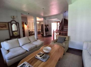 Casa de 6 ambientes, San Isidro · Cerca de Todo, Alegre y Comodisima. apto Credito