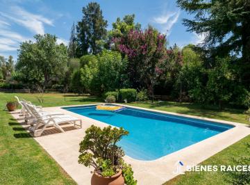 Terreno · 710m² · 5 Ambientes · 2 Cocheras · Casa a La Venta en Los Cardales Country Club, Campana