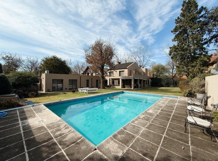 Casa · 255m² · 7 Ambientes · 2 Cocheras