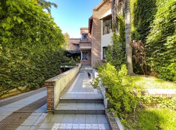 Casa · 337m² · 7 Ambientes · 3 Cocheras · Casa Gigante de 3 Dorm. con Gran Jardín y Quincho en Barrio Martin