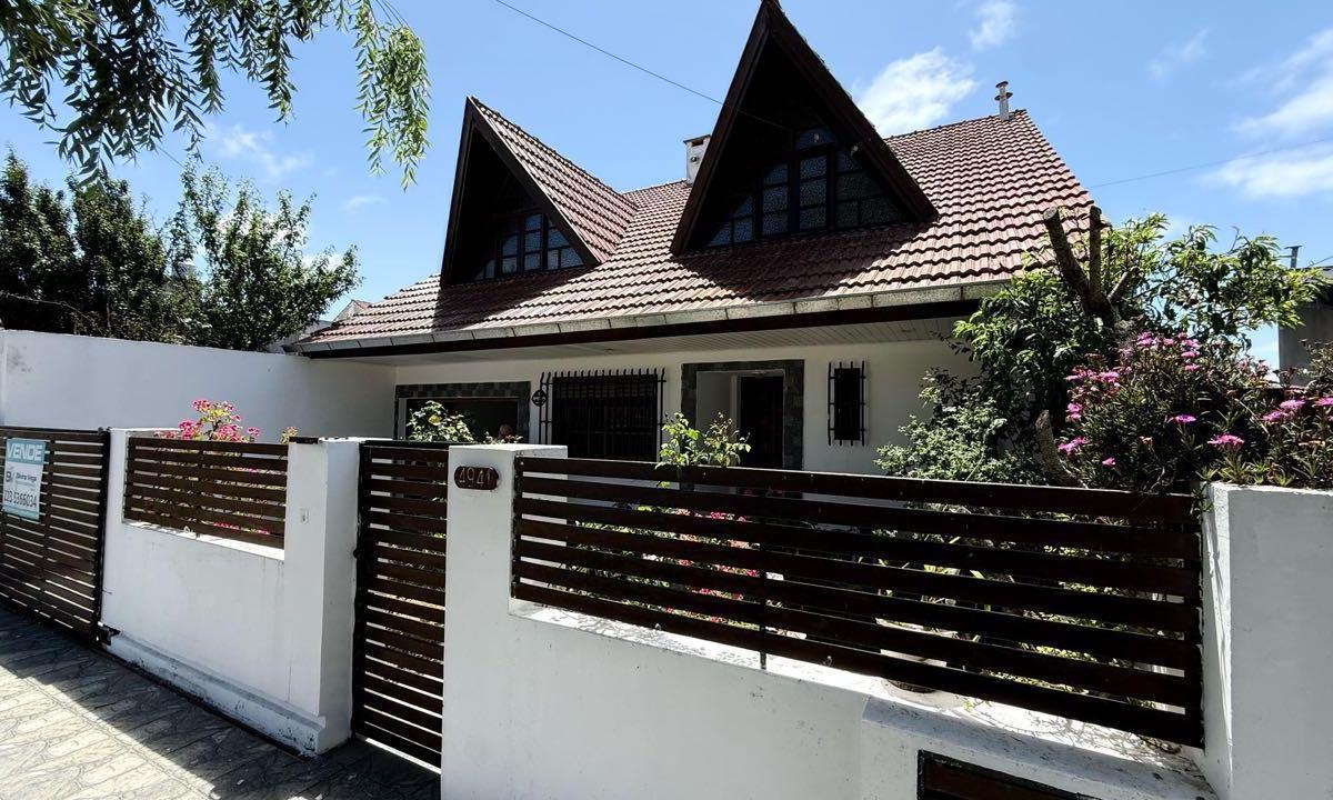 Casa 4 dorm, 333m² con 3 cocheras y parque — Chapeaurouge