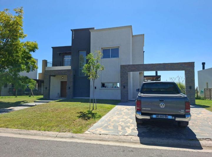 Casa · 170m² · 5 Ambientes · 2 Cocheras