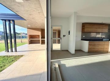 Casa · 110m² · 3 Ambientes · 3 Cocheras · Venta/ Permuta: Casa 2 Domitorios, Galería y Jardín. Barrio Don Mateo, Funes