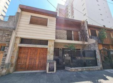 Casa · 244m² · 5 Ambientes · 1 Cochera · Venta de Chalet 5 Ambientes en Ramos Mejia Sur