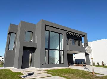 Casa · 220m² · 6 Ambientes · 4 Cocheras · Casa en Venta en Village Plaza con Pileta