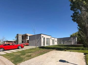 Casa · 185m² · 4 Ambientes · 2 Cocheras · Casa Quinta en Venta en San Sebastian - Area 11, San Sebastian, Escobar