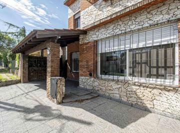 Casa · 120m² · 4 Ambientes · 1 Cochera · Casa 4 Ambientes en Venta en Chilavert con Quincho y Jardin